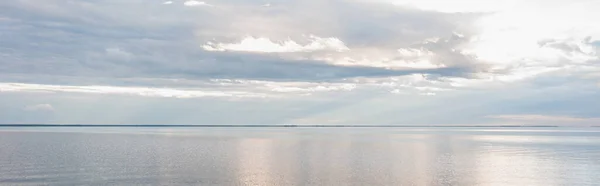 Cielo nublado sobre el mar, bandera - foto de stock