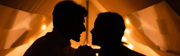 Side view of silhouettes of couple in glamping house, banner — Stock Photo