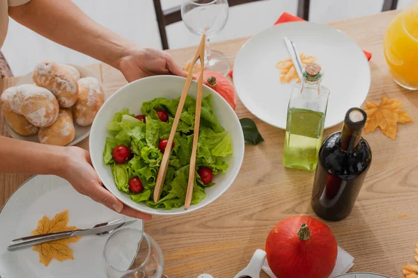 Vista superior da mulher americana africana segurando salada perto do jantar de ação de graças — Fotografia de Stock