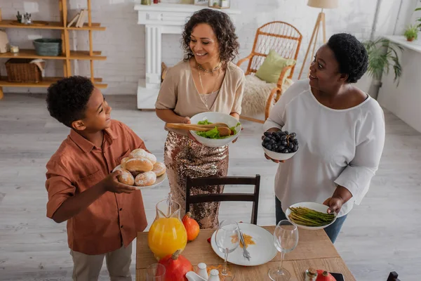 Blick aus der Vogelperspektive auf eine afrikanisch-amerikanische Familie, die Erntedank-Abendessen serviert — Stockfoto