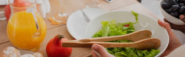 Cropped view of african american woman holding fresh salad near thanksgiving dinner, banner — Stock Photo