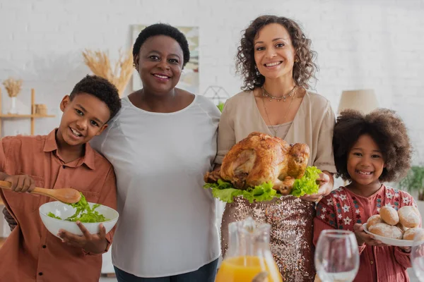 Famiglia afro-americana sorridente con cibo che celebra il Ringraziamento a casa — Foto stock