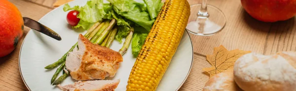 Ansicht von gegrilltem Mais und Putenfilet in der Nähe von Spargel und Salat auf dem Teller, Banner — Stockfoto