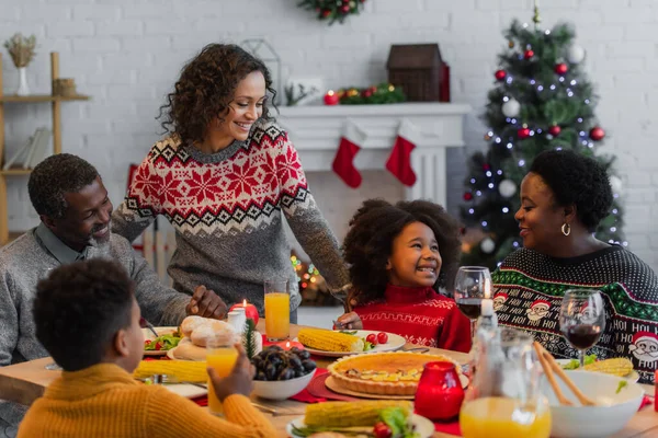 Afrikanisch-amerikanische Familie lächelt beim Weihnachtsessen zu Hause — Stockfoto