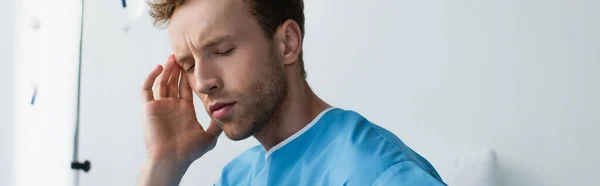 Patient avec les yeux fermés souffrant de maux de tête à l'hôpital, bannière — Stock Photo