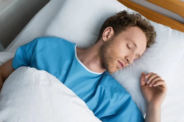 Vista superior del paciente durmiendo en la cama del hospital - foto de stock