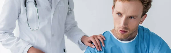 Médico em casaco branco calmante doente e chateado paciente no hospital, banner — Fotografia de Stock