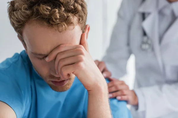 Médecin en manteau blanc calmant patient frustré à l'hôpital — Photo de stock