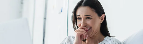 Fröhliche Frau lacht im Krankenhaus, Transparent — Stockfoto