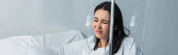 Donna malata con gli occhi chiusi sensazione di dolore durante la terapia in ospedale, striscione — Foto stock