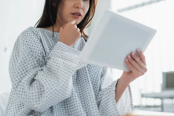 Cropped view of brunette patient using digital tablet in clinic — Stock Photo