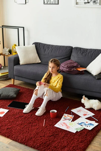 Young girl expresses her creativity at home, surrounded by art supplies and drawings. — Stock Photo