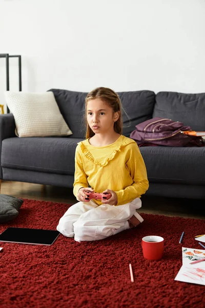 Жанрова альфа-дівчина відпочиває у своєму повсякденному вбранні, сидячи на м'якому килимку під час гри вдома. — стокове фото