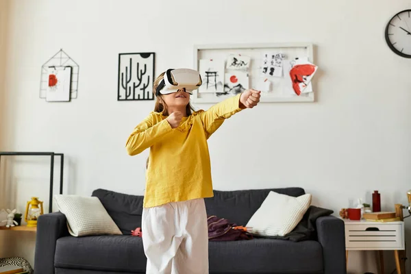 Ein junges Gen-Alpha-Mädchen beschäftigt sich mit einem Virtual-Reality-Headset — Stockfoto