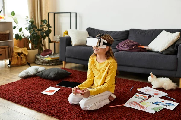 Ein fröhliches Mädchen erlebt virtuelle Realität, während es auf einem weichen Teppich sitzt, umgeben von Kunstwerken. — Stockfoto