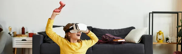 Une fille est immergée dans la réalité virtuelle, profitant de son temps à la maison avec une excitation ludique, bannière — Photo de stock