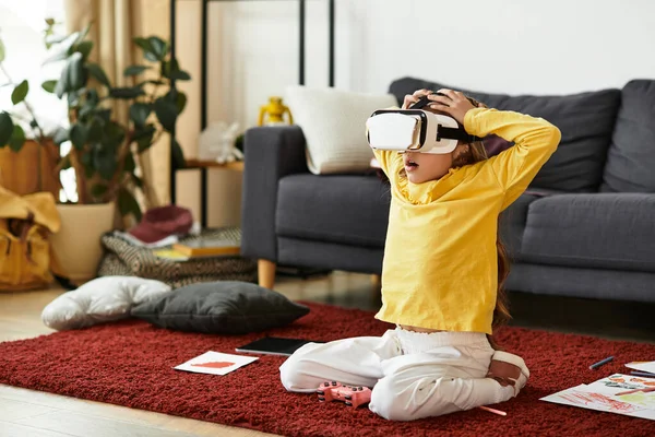 Ein Mädchen genießt ein immersives Erlebnis in ihrem gemütlichen Wohnzimmer, während es ein VR-Headset trägt. — Stockfoto