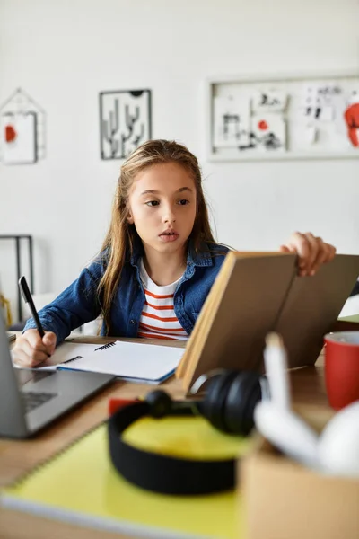 Young girl explores her creativity while spending time at home in a comfortable setting. — Stock Photo