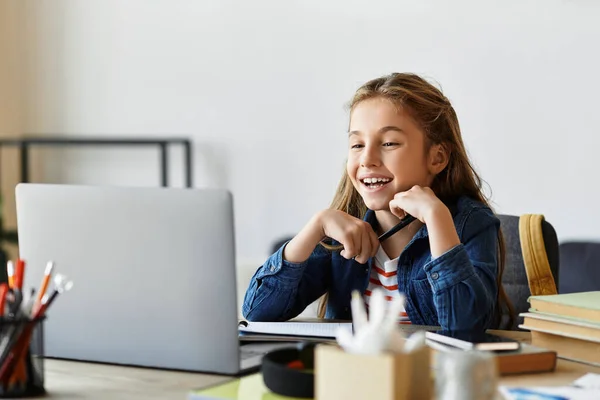 Молода дівчина посміхається, займаючись своїм ноутбуком вдома, прагнучи навчитися і досліджувати. — стокове фото