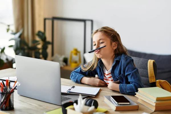 Una chica en un atuendo casual explorando sus intereses con una computadora portátil, estudio de generación alfa - foto de stock