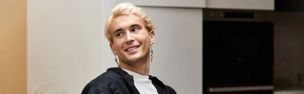 Um jovem homem bonito relaxa em um apartamento elegante, exalando charme e sofisticação. — Fotografia de Stock