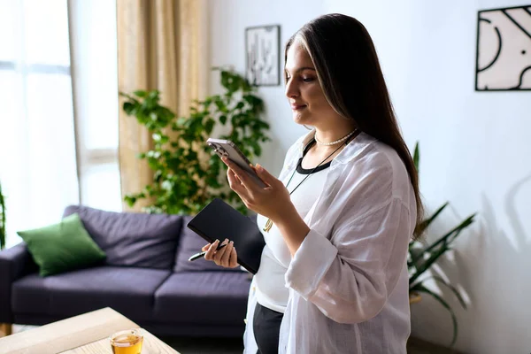 A woman with Waardenburg syndrome is relaxed at home, working on her phone. — Stock Photo