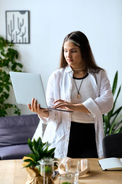 A freelance woman with Waardenburg syndrome works from home in a bright, inviting space. — Stock Photo