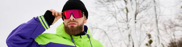 Бородач катается на сноуборде по снежному склону, демонстрирует свое мастерство и наслаждается зимним весельем, плакатом — стоковое фото