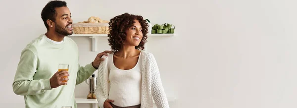 Ein freudiges afroamerikanisches Paar lächelt zusammen, während sie zu Hause auf ihr Baby warten, Transparent — Stockfoto