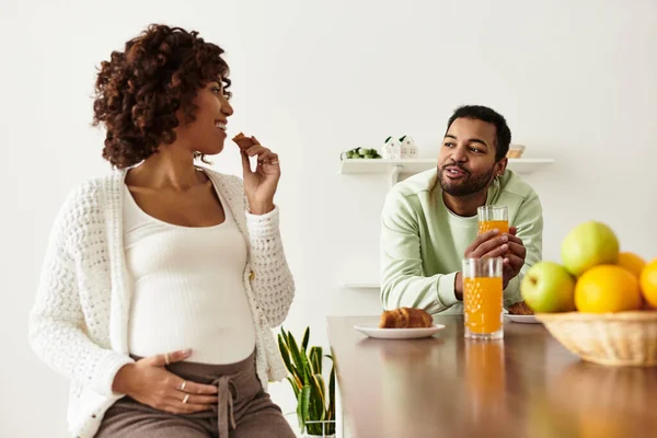 Felice coppia godendo la colazione insieme, celebrando il loro prossimo arrivo in amore e gioia. — Foto stock