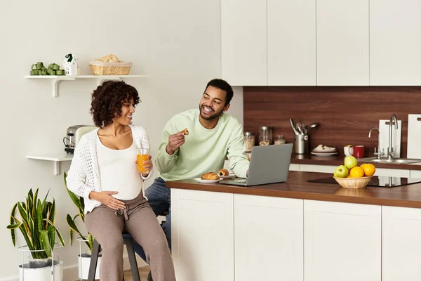 Coppia gode di una mattina accogliente insieme, celebrando la loro prossima aggiunta alla famiglia. — Foto stock