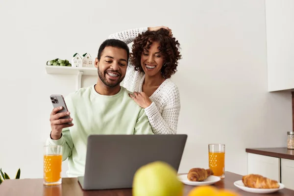 Paar genießt ein köstliches Frühstück, während es ein lustiges Gespräch führt und lächelt. — Stockfoto