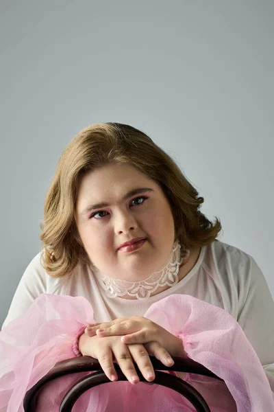 A young woman with Down syndrome poses gracefully, showcasing her creativity and blissful spirit. — Stock Photo