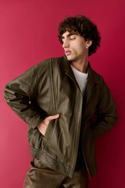 Hombre guapo está de pie con aplomo en un traje de moda, haciendo hincapié en las opciones de estilo contemporáneo. - foto de stock