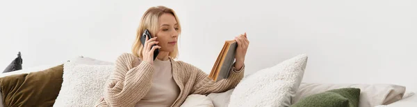 Блондинка в зручному вбранні відпочиває вдома, насолоджуючись телефонним дзвінком і читанням, банер — стокове фото