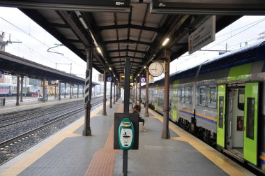 Arezzo tren istasyonu, platform ve tren
