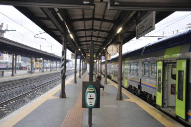 Arezzo tren istasyonu, platform ve tren