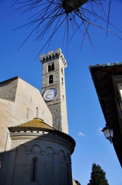 Güneşli gün ve şehir manzarası Fiesole Cahtedral çan kulesi