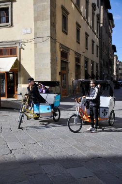 Floransa sokaklarında turistleri bekleyen trisikletçiler.