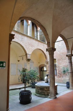 Montepulciano belediye binasının iç avlusunda.