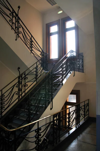 Escalera Artística Pasamanos Hierro Escalones Escalera Edificio Torre Arquitectura Hormigón — Foto de Stock