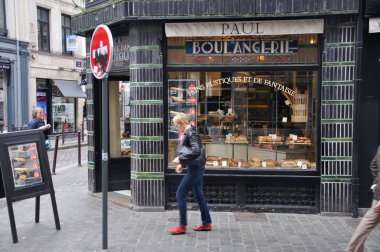 Alışveriş penceresi ve ekmek fırını, sokak hayatı