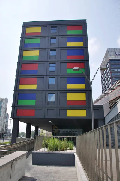 Edificio Moderno Rico Color Cerca Estación Central Erea — Foto de Stock