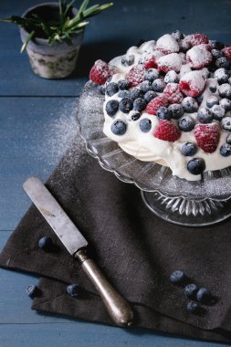 Pavlova tatlı taze çilek ile