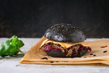 Yemekler ile siyah burger