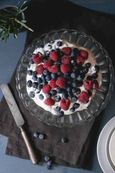 Pavlova dessert with fresh berries — Stock Photo, Image