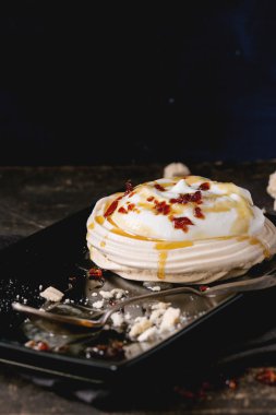 Pavlova tatlı karamel ile