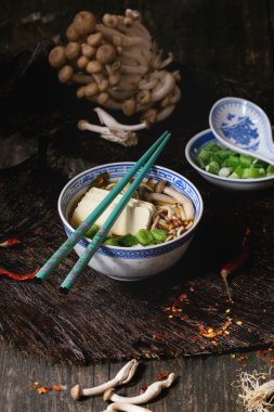 Asya çorba ramen beyaz peynir ile