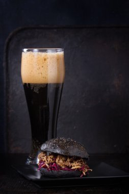 Karanlık bira ile siyah burger