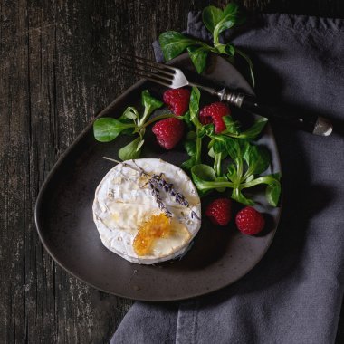 Keçi peyniri ile bal ve ahududu